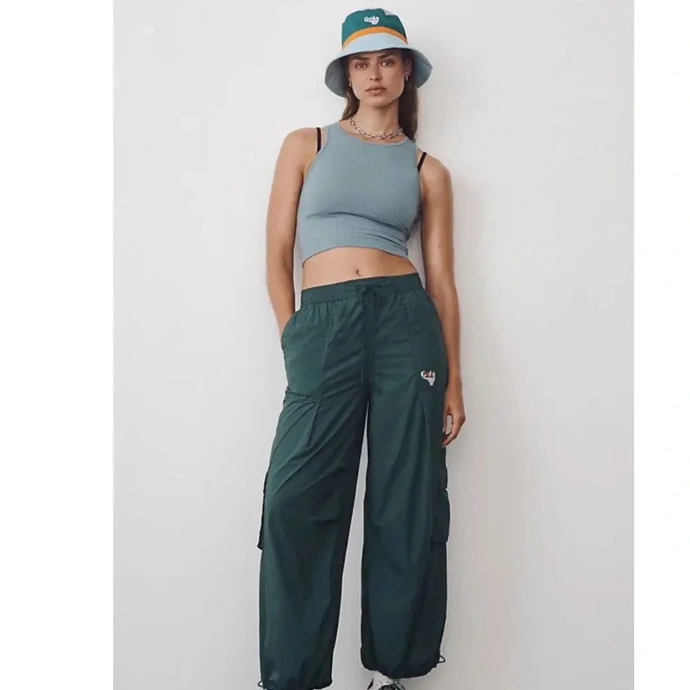 Base Jump Parachute Pants
GOLA/ Anthropologie
NWOT
COLOR - Hunter Green - Picture 4 of 11